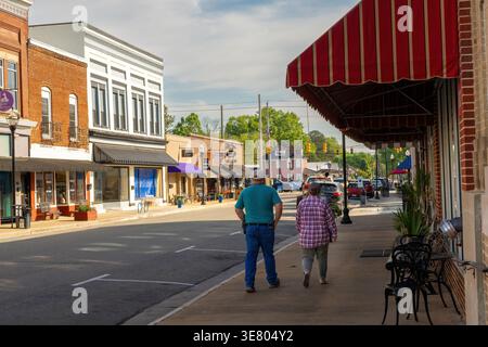 Selma, Caroline du Nord : un couple plus âgé marche le long d'une rue du centre-ville de Selma, reflétant la vie quotidienne dans une petite communauté rurale. Banque D'Images