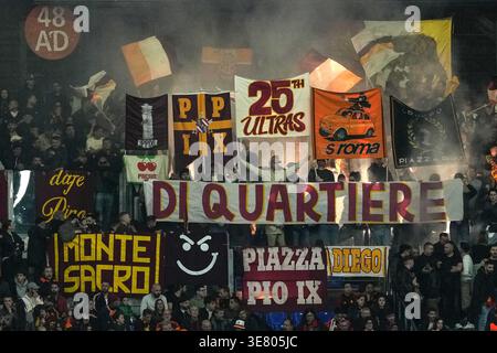 Les supporters de L'AS Roma lors du match de football Serie A 2025/2026 entre L'AS Roma et le SC 1909 de Pise au Stadio Olimpico à Rome (Italie), le 10 avril 2026. Banque D'Images