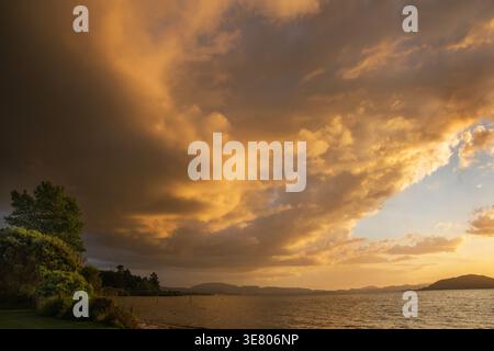 Nuages de tempête se rassemblant au coucher du soleil sur le lac Rotorua, Noth Island, Nouvelle-Zélande Banque D'Images