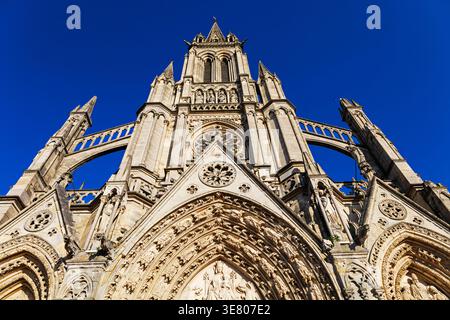 Vue en bas angle de la flèche centrale et de la façade de la Basilique néo-gothique notre-Dame de Bonsecours en Normandie, France, achevée en 1844. Banque D'Images