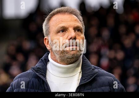 L'entraîneur-chef Maurice Steijn du Sparta Rotterdam regarde avant le match néerlandais Eredivisie entre le Sparta Rotterdam et le PSV Eindhoven au Sparta Stadion 'Het Kasteel' le 11 avril 2026 à Rotterdam, pays-Bas. (Crédit : Kevin Senders/MTB-photo/Alamy Live News) Banque D'Images