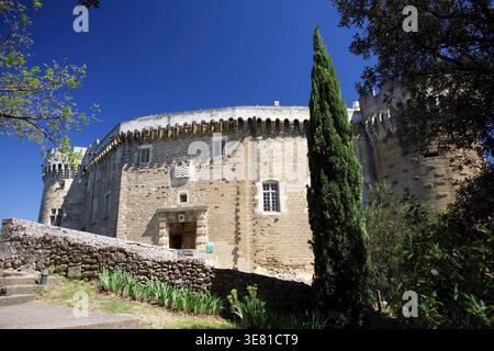 Levant les yeux depuis les douves à la porte principale de la forteresse de Suze-la-Rousse du XIe siècle dans le département du Drôme, en France. Banque D'Images