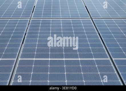 Gros plan photo de panneaux photovoltaïques, mise au point sélective. Banque D'Images
