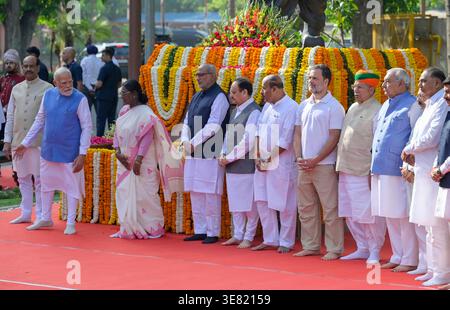 NEW DELHI, INDE - 11 AVRIL : le président Droupadi Murmu, le premier ministre Narendra Modi et le vice-président C. P. Radhakrishnan, le président du Lok Sabha Om Birla, le ministre de l'Union JP Nadda, l'Union MoS I/C Arjun Ram Meghwal, Lok Sabha LoP Rahul Gandhi, le député du BJP Manoj Tiwari et d'autres posent pour une photographie de groupe du Parlement alors qu'ils rendent hommage au Mahatma JP pour son 200e anniversaire de sa naissance dans les locaux de New Delhi, le 11 avril 2026. Mahatma Jyotiba Phule était un réformateur social visionnaire qui a joué un rôle crucial en défiant le système rigide des castes et en défendant l’éducation Banque D'Images