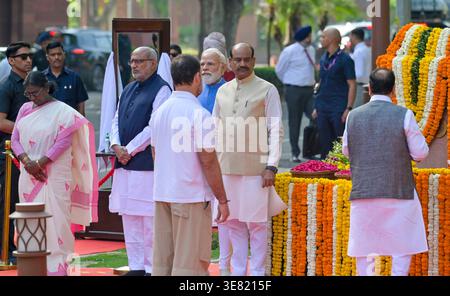 NEW DELHI, INDE - 11 AVRIL : le président Droupadi Murmu, le premier ministre Narendra Modi et le vice-président C. P. Radhakrishnan, le président du Lok Sabha Om Birla, le ministre de l'Union JP Nadda, Lok Sabha LoP Rahul Gandhi, lors du 200e anniversaire de naissance du Mahatma Jyotiba Phule à Prerna Sthal dans les locaux du Parlement, le 11 avril 2026 à New Delhi, Inde. Mahatma Jyotiba Phule était une réformatrice sociale visionnaire qui a joué un rôle crucial en défiant le système rigide des castes et en défendant l’éducation et l’égalité pour les femmes et les communautés marginalisées en Inde. En 1873, il fonde le Satyashodhak Samaj to A. Banque D'Images