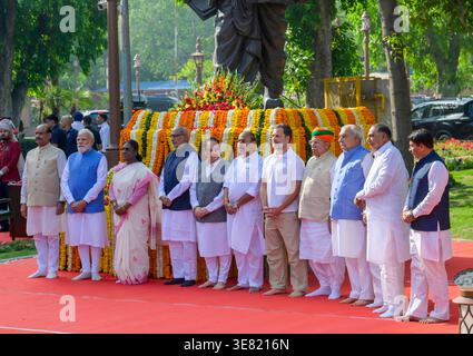 NEW DELHI, INDE - 11 AVRIL : le président Droupadi Murmu, le premier ministre Narendra Modi et le vice-président C. P. Radhakrishnan, le président du Lok Sabha Om Birla, le ministre de l'Union JP Nadda, l'Union MoS I/C Arjun Ram Meghwal, Lok Sabha LoP Rahul Gandhi, le député du BJP Manoj Tiwari et d'autres posent pour une photographie de groupe du Parlement alors qu'ils rendent hommage au Mahatma JP pour son 200e anniversaire de sa naissance dans les locaux de New Delhi, le 11 avril 2026. Mahatma Jyotiba Phule était un réformateur social visionnaire qui a joué un rôle crucial en défiant le système rigide des castes et en défendant l’éducation Banque D'Images