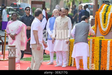 NEW DELHI, INDE - 11 AVRIL : le président Droupadi Murmu, le premier ministre Narendra Modi et le vice-président C. P. Radhakrishnan, le président du Lok Sabha Om Birla, le ministre de l'Union JP Nadda, Lok Sabha LoP Rahul Gandhi, lors du 200e anniversaire de naissance du Mahatma Jyotiba Phule à Prerna Sthal dans les locaux du Parlement, le 11 avril 2026 à New Delhi, Inde. Mahatma Jyotiba Phule était une réformatrice sociale visionnaire qui a joué un rôle crucial en défiant le système rigide des castes et en défendant l’éducation et l’égalité pour les femmes et les communautés marginalisées en Inde. En 1873, il fonde le Satyashodhak Samaj to A. Banque D'Images