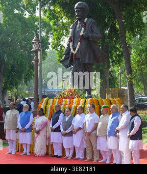 NEW DELHI, INDE - 11 AVRIL : le président Droupadi Murmu, le premier ministre Narendra Modi et le vice-président C. P. Radhakrishnan, le président du Lok Sabha Om Birla, le ministre de l'Union JP Nadda, l'Union MoS I/C Arjun Ram Meghwal, Lok Sabha LoP Rahul Gandhi, le député du BJP Manoj Tiwari et d'autres posent pour une photographie de groupe du Parlement alors qu'ils rendent hommage au Mahatma JP pour son 200e anniversaire de sa naissance dans les locaux de New Delhi, le 11 avril 2026. Mahatma Jyotiba Phule était un réformateur social visionnaire qui a joué un rôle crucial en défiant le système rigide des castes et en défendant l’éducation Banque D'Images