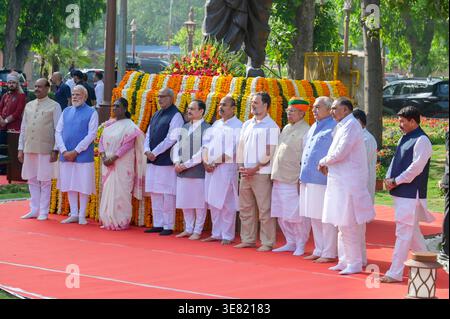 NEW DELHI, INDE - 11 AVRIL : le président Droupadi Murmu, le premier ministre Narendra Modi et le vice-président C. P. Radhakrishnan, le président du Lok Sabha Om Birla, le ministre de l'Union JP Nadda, l'Union MoS I/C Arjun Ram Meghwal, Lok Sabha LoP Rahul Gandhi, le député du BJP Manoj Tiwari et d'autres posent pour une photographie de groupe du Parlement alors qu'ils rendent hommage au Mahatma JP pour son 200e anniversaire de sa naissance dans les locaux de New Delhi, le 11 avril 2026. Mahatma Jyotiba Phule était un réformateur social visionnaire qui a joué un rôle crucial en défiant le système rigide des castes et en défendant l’éducation Banque D'Images