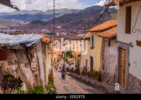 Cusco, Pérou - 27 février 2026 - une rue escarpée dans le centre de Cusco Banque D'Images