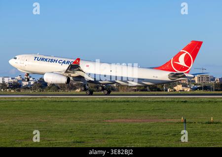 Turkish Airlines Cargo Airbus A330-243F (REG : TC-JCI) atterrissant sur la piste 31 en soirée. Banque D'Images