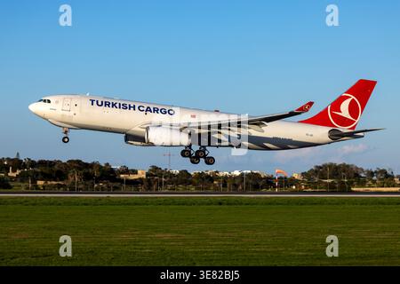 Turkish Airlines Cargo Airbus A330-243F (REG : TC-JCI) atterrissant sur la piste 31 en soirée. Banque D'Images