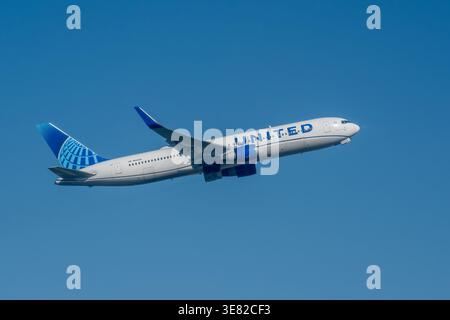 HEATHROW, Royaume-Uni, 18 MARS 2026 : Boeing 767-300ER commercial Jet d'United Airlines grimpant après le décollage contre Blue Sky Banque D'Images