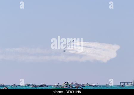 Panama City Beach, Floride, États-Unis. 11 avril 2026. Six Thunderbirds F-16C Fighting Falcons de l'US Air Force volent dans une formation de delta traînant de la fumée blanche au-dessus des eaux émeraude du golfe du Mexique tandis qu'une flottille de bateaux de plaisance regarde d'en bas lors du Gulf Coast Salute Air Show à Russell-Fields City Pier. L'événement de trois jours, organisé par la base aérienne de Tyndall et tenu du 10 au 12 avril, attire des milliers de spectateurs sur les rives et les eaux extracôtières du Panhandle de Floride. Aucune approbation fédérale des annonceurs ou des commanditaires n'est intentionnelle ou implicite. Crédit : Tosh Persons / Alamy Live News Banque D'Images