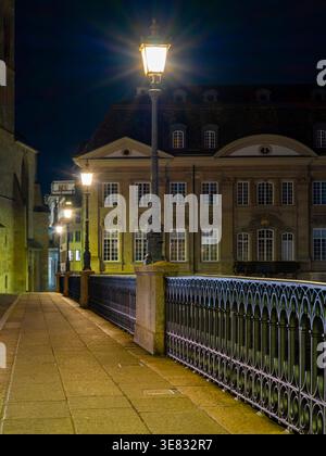 Scène nocturne calme avec lampes brillantes et pierres réfléchissantes Banque D'Images