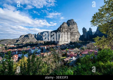 Vue panoramique sur le village de Kastraki à la base des formations rocheuses des Météores en Grèce, avec des maisons traditionnelles, des falaises de grès spectaculaires, et un clair Banque D'Images