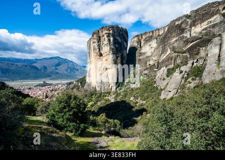 Vue panoramique de la ville de Kalabaka reposant sous les imposantes falaises des Météores. Un mélange unique de peuplement humain et de formations naturelles spectaculaires, Shoc Banque D'Images