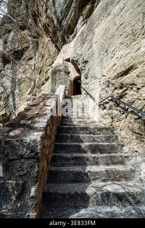 Marches de pierre sculptées dans la roche menant au monastère de la Sainte Trinité dans les Météores, en Grèce. Une ascension spectaculaire vers un monastère historique au sommet d'une falaise, showca Banque D'Images