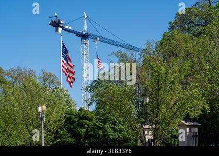 Washington, États-Unis. 11 avril 2026. Les drapeaux américains flottent au-dessus de la maison blanche, à Washington. Crédit : SOPA images Limited/Alamy Live News Banque D'Images
