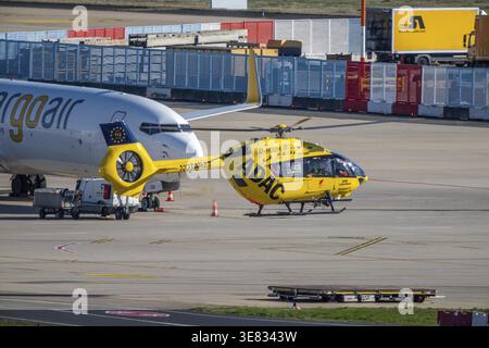 L'hélicoptère de sauvetage Christoph Rheinland, d-HDOM, d'ADAC Luftrettung gGmbH basé sur un H-145, Airbus Helicopters, atterrit à l'aéroport de Cologne-Bonn, où je suis Banque D'Images
