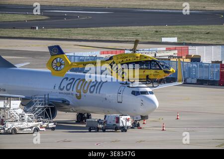 L'hélicoptère de sauvetage Christoph Rheinland, d-HDOM, d'ADAC Luftrettung gGmbH basé sur un H-145, Airbus Helicopters, atterrit à l'aéroport de Cologne-Bonn, où je suis Banque D'Images
