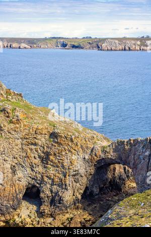 Côte rocheuse avec une arche marine et des grottes en Bretagne, France Banque D'Images