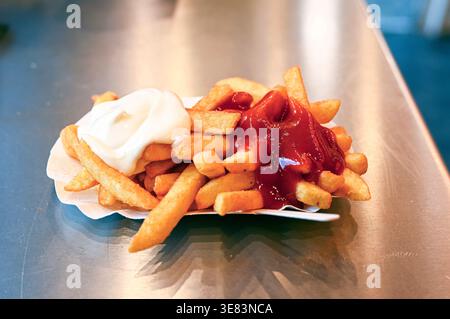 Gros plan de frites avec ketchup et Mayo comme plat d'accompagnement sur la table Banque D'Images