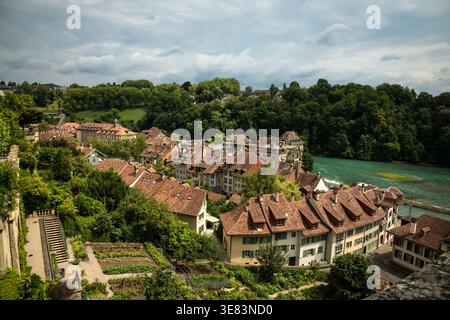 Vue sur la rivière Aar et les toits historiques depuis Minster Terrace à Berne, Suisse Banque D'Images
