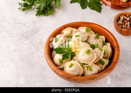 Boulettes de viande maison - pelmeni russe. Boulettes, fourrées de viande, raviolis. Banque D'Images