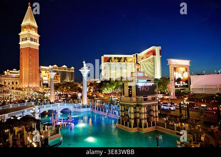 Le Venetian Hotel et ses environs à Las Vegas sont visibles au coucher du soleil avec des lumières qui commencent à briller. Banque D'Images