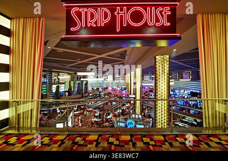 La scène montre l'intérieur du Planet Hollywood Casino avec le panneau Strip House visible. Les clients apprécieront les jeux et les restaurants ci-dessous. Banque D'Images