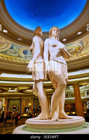 Les visiteurs se rassemblent dans le hall du Caesars Palace Hotel à Las Vegas, admirant des sculptures et des plafonds décoratifs en arrière-plan. Banque D'Images
