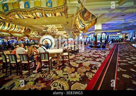 Les gens se rassemblent autour des machines à sous à l'intérieur du Casino Bellagio à Las Vegas. Le casino est occupé avec des visiteurs qui apprécient leur temps. Banque D'Images