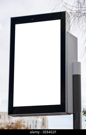 Écran blanc vierge de panneau d'affichage affichant un espace publicitaire vide dans une ville Banque D'Images