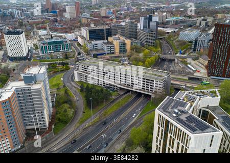 Vue photo aérienne du centre-ville de Leeds par drone, avec un parking à plusieurs étages construit sur le périphérique avec des routes de circulation et le bâtiment environnant Banque D'Images
