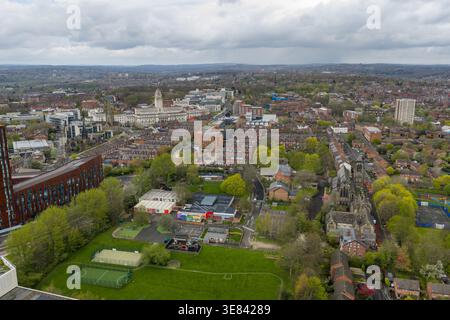 Vue aérienne surélevée du centre-ville de Leeds avec la tour de l'horloge de l'Université de Leeds entourée de rues de blocs de logements et d'espaces verts à spri Banque D'Images
