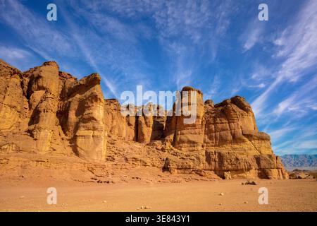 Falaises de grès dans la vallée de Timna avec piliers du roi Salomon Banque D'Images