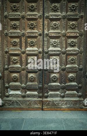 Vue détaillée de la porte en bronze ornée du Baptistère de Parme, Parme, Emilie-Romagne, Italie. Banque D'Images