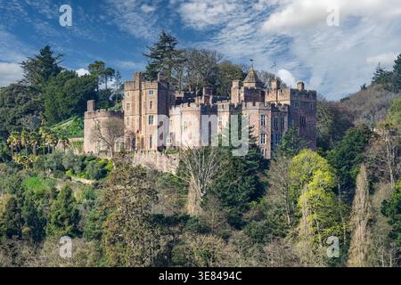 Dunster Castle - maison de campagne et ancienne motte et château Bailey, Dunster, Somerset, Angleterre, Royaume-Uni - vue paysage du château. Banque D'Images