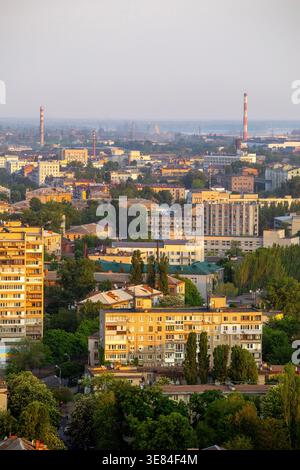 Dnipro, Ukraine paysage urbain le 19 mai 2023, offrant une vue panoramique sur les bâtiments résidentiels, les cheminées industrielles imposantes et les arbres verts vibrants u Banque D'Images