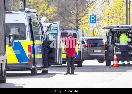 Polizeikontrolle an der Serways Raststätte Sindelfinger Wald Süd an der Autobahn A8 BEI Stuttgart. // 09.04.2026, Sindelfingen, Bade-Württemberg, Deutschland *** poste de contrôle de la zone de service de Serways Sindelfinger Wald Süd sur l'autoroute A8 près de Stuttgart 09 04 2026, Sindelfingen, Bade-Württemberg, Allemagne Banque D'Images