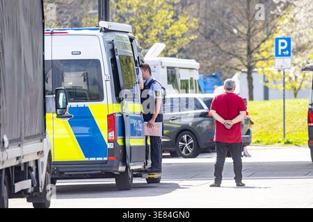 Polizeikontrolle an der Serways Raststätte Sindelfinger Wald Süd an der Autobahn A8 BEI Stuttgart. // 09.04.2026, Sindelfingen, Bade-Württemberg, Deutschland *** poste de contrôle de la zone de service de Serways Sindelfinger Wald Süd sur l'autoroute A8 près de Stuttgart 09 04 2026, Sindelfingen, Bade-Württemberg, Allemagne Banque D'Images