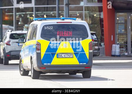 Polizeikontrolle an der Serways Raststätte Sindelfinger Wald Süd an der Autobahn A8 BEI Stuttgart. // 09.04.2026, Sindelfingen, Bade-Württemberg, Deutschland *** poste de contrôle de la zone de service de Serways Sindelfinger Wald Süd sur l'autoroute A8 près de Stuttgart 09 04 2026, Sindelfingen, Bade-Württemberg, Allemagne Banque D'Images