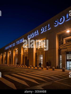 Crépuscule sur le terminal 2, aéroport de Málaga alias aéroport de Málaga–Costa del sol, Andalousie, Espagne Banque D'Images