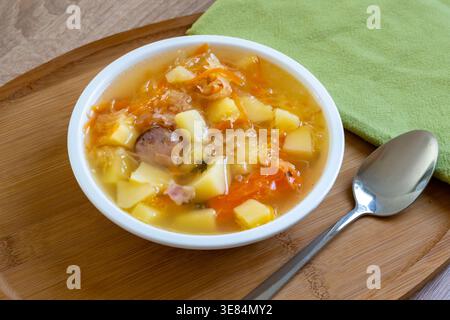 Kapusniak - soupe polonaise traditionnelle à la choucroute avec pommes de terre, bacon et saucisses Banque D'Images