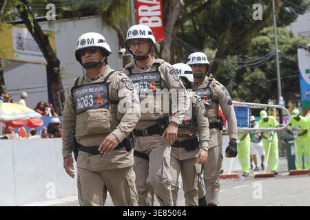 salvador, bahia, brésil - 14 février 2025 : patrouille de la police militaire vue pendant le carnaval de Salvador Banque D'Images