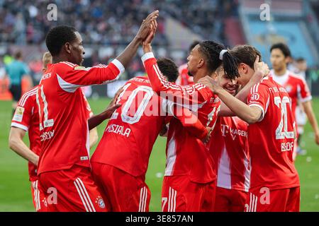 Michael Olise (Muenchen) mit Nicolas Jackson (Muenchen), Jamal Musiala (Muenchen) und Tom Bischof (Muenchen) nach seinem Tor zum 0 :3 beim Spiel der 1. Fussball Bundesliga - FC St.Pauli vs FC Bayern Muenchen (Enstand 0 :5) AM 11.4.2026 im Millerntor Stadion à Hambourg Michael Olise (Munich) célèbre avec ses coéquipiers Nicolas Jackson (Muenchen), Jamal Musiala (Muenchen) et Tom Bischof après avoir marqué pour faire 0-3 lors du match de Bundesliga - FC Pauli vs FC Bayern Munich (résultat 0-5) le 11 avril 2026 au Millerntor Stadium à Hambourg, Allemagne Banque D'Images