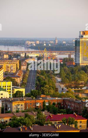 Dnipro, Ukraine – 19 mai 2023 : une perspective élevée du paysage urbain tentaculaire de Dnipro, le fleuve Dnipro, un pont important, un port industriel et Re Banque D'Images