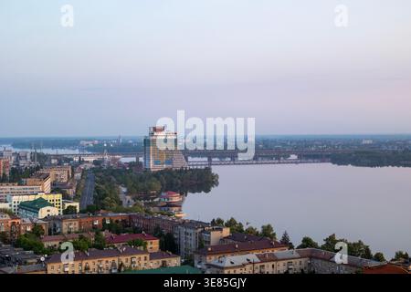 Dnipro, Ukraine – 19 mai 2023 : une vue panoramique à couper le souffle de la ville, mettant en évidence le fleuve serein Dnipro, ses nombreux ponts, le distinctif Banque D'Images