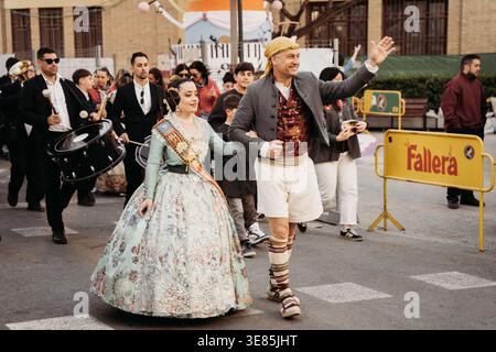 Participants à la parade traditionnelle en costumes ornés marchant dans la rue pendant les Fallas Banque D'Images
